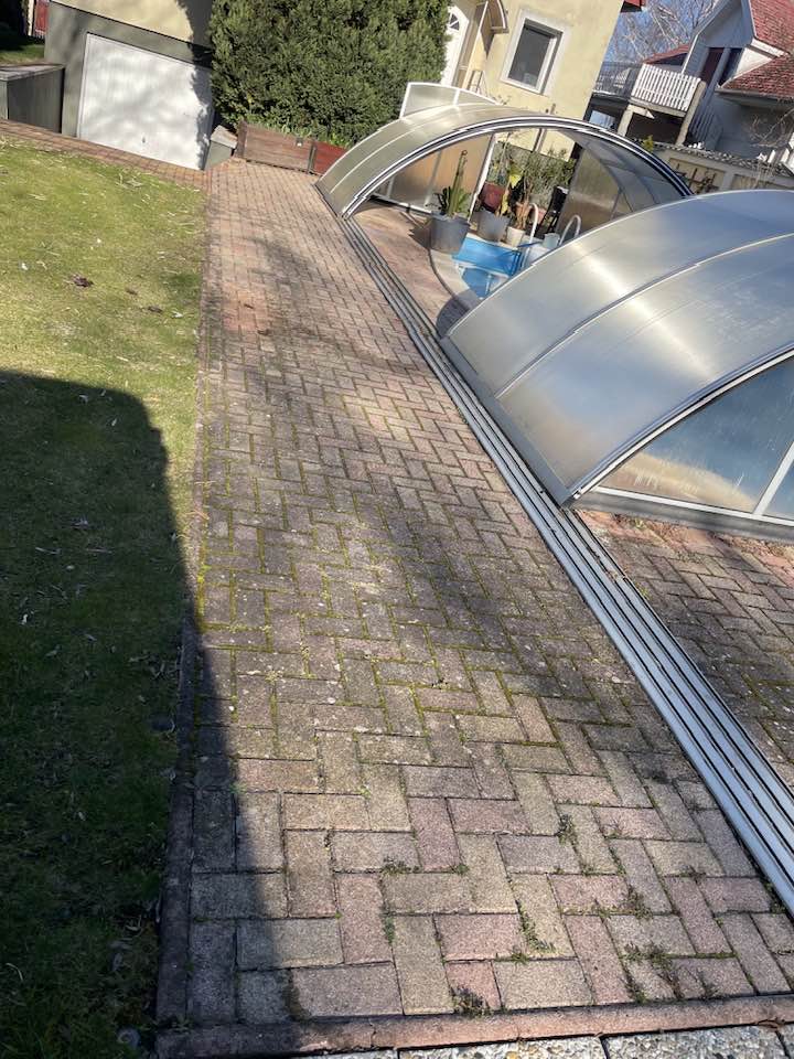 Kerítéslábazat tisztítása akarattyai nyaralónál